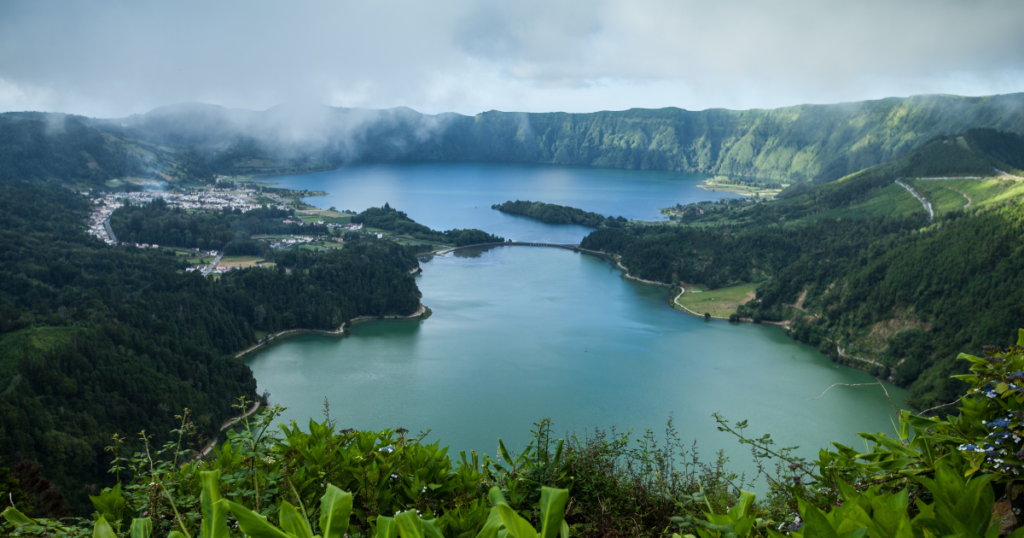 Miradouro vista do rei, na Ilha de São Miguel, em Portugal. Fonte: Canva.