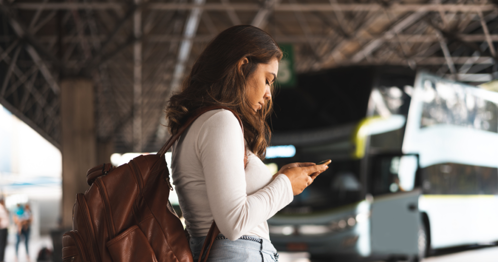Viagem de ônibus. Fonte: Canva.