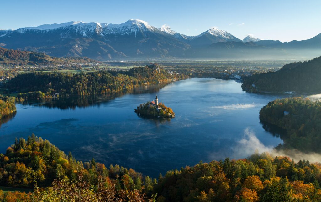 Bled, cidade na Eslovênia, dona do belo lago com o mesmo nome. 