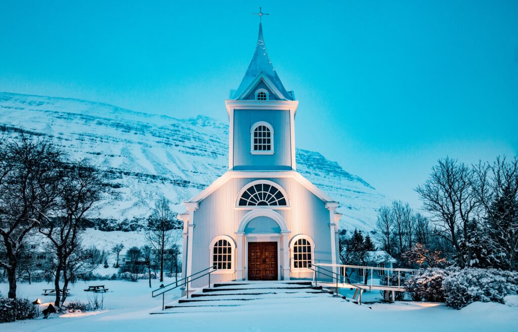 A bela igreja azul de Seydisfjordur