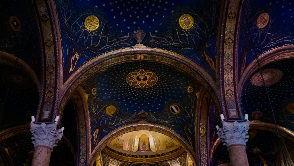 Pinturas do teto da Basílica da Agonia.