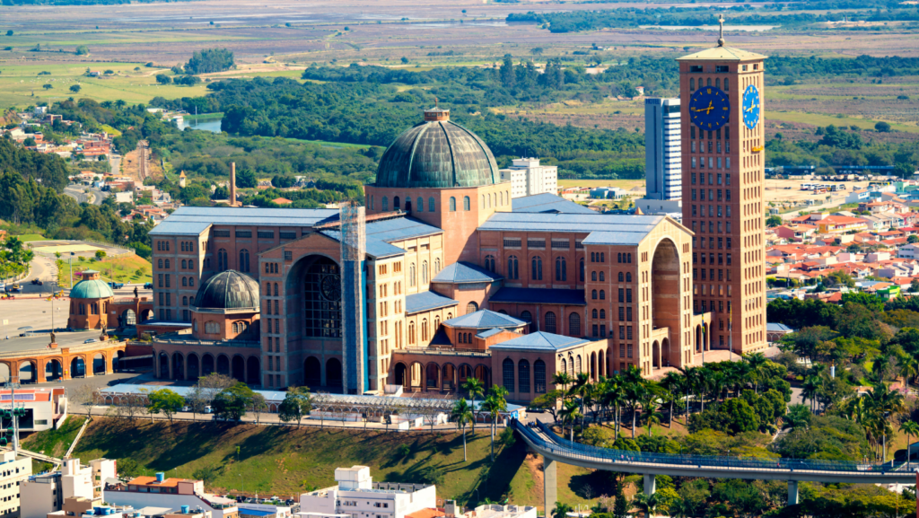 Santuário de Aparecida. Destino de peregrinação religiosa.