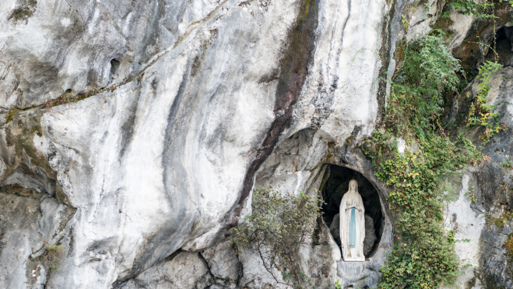 Gruta de Lourdes. Destino de peregrinação religiosa.