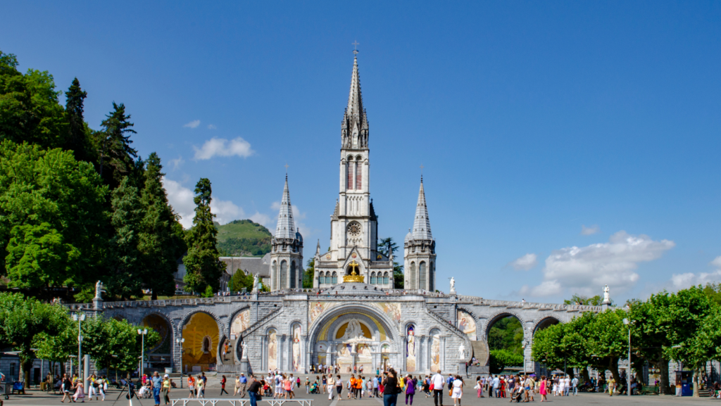 Santuário de Lourdes. Destino de peregrinação religiosa.