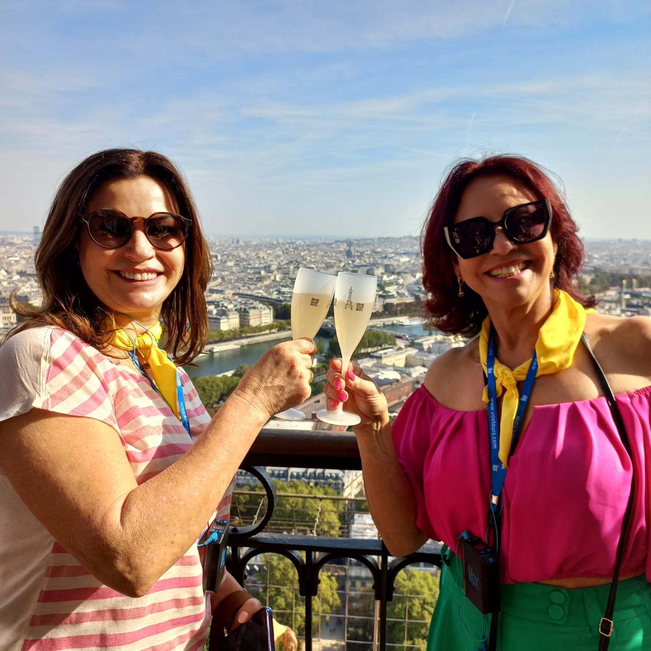 Cliente Unitur durante visitação à Torre Eiffel.