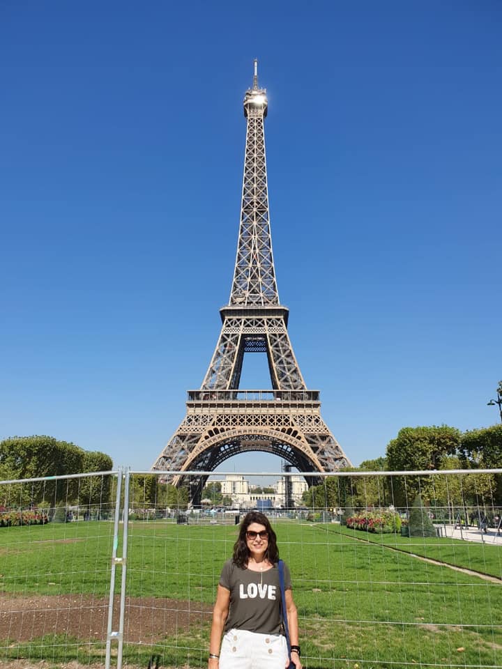 Cliente Unitur durante visitação à Torre Eiffel.