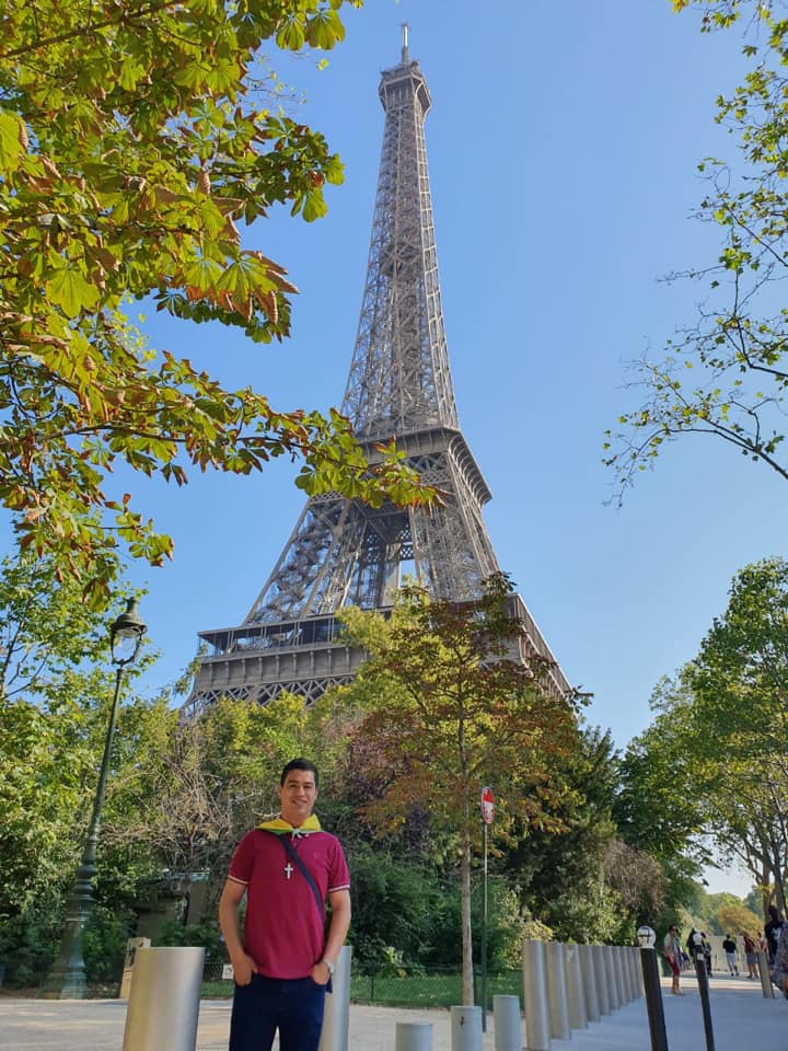 Cliente Unitur durante visitação à Torre Eiffel.